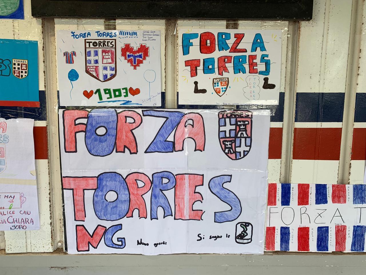 Gli studenti colorano il Vanni Sanna per dare la carica alla Torres