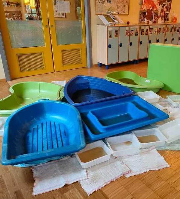 Spilamberto, all’asilo nido piove dentro la sezione: i bimbi giocano tra le bacinelle