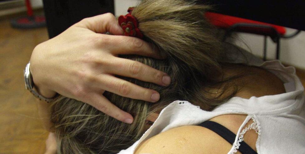 Modena, sequestrata in casa e picchiata: la ragazza scappa e si rifugia in un bar
