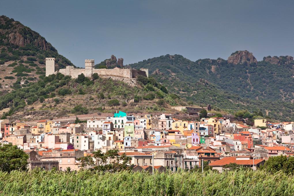 
	Il Castello sul colle di Serravalle

