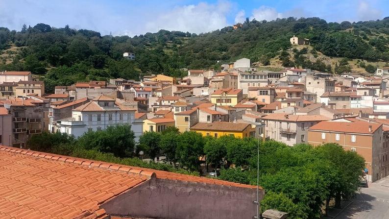 La trincea dei sindaci contro lo spopolamento, Nughedu San Nicolò lotta per non scomparire