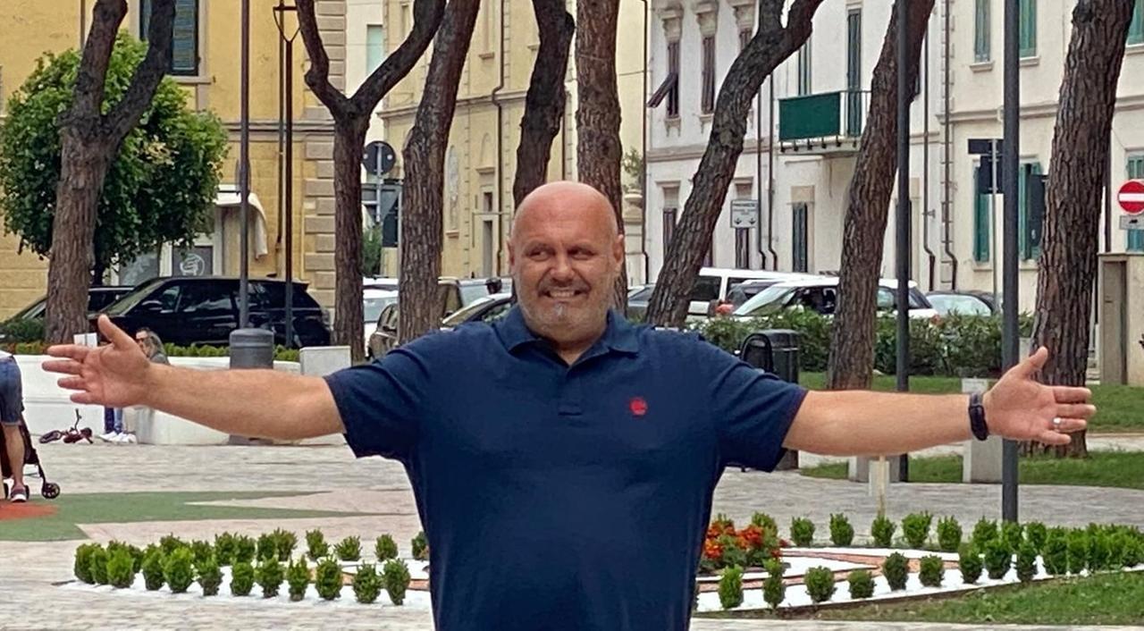 
	Samuele Lippi, ex sindaco di Cecina fotografato in piazza Carducci

