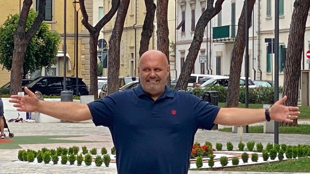 Samuele Lippi, ex sindaco di Cecina fotografato in piazza Carducci