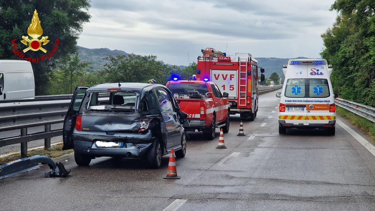 Nuoro, auto contro il guardrail: ferita una donna