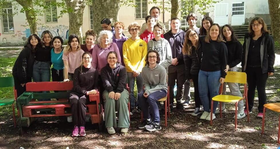 Alcuni degli studenti coinvolti nel progetto Vivi Cecioni insieme ai prof