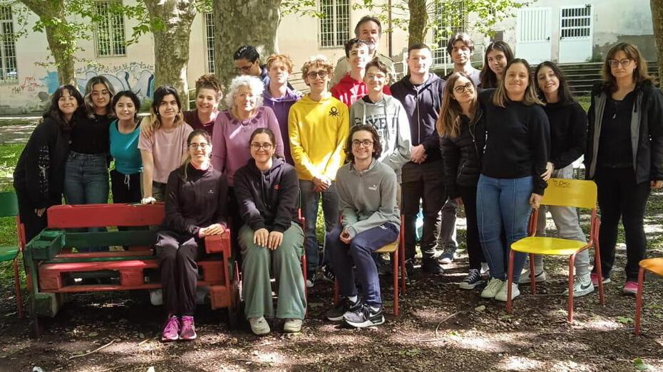 Alcuni degli studenti coinvolti nel progetto Vivi Cecioni insieme ai prof