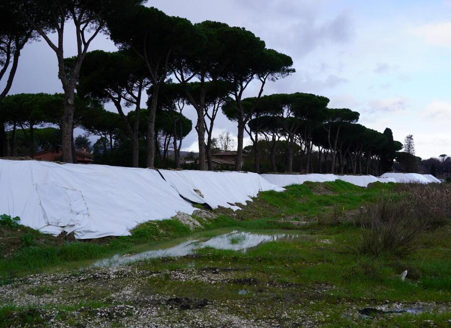 Cumuli di keu all’interno del cantiere del Green Park coperti da teli per evitare sversamenti del materiale nel terreno (foto Franco Silvi)