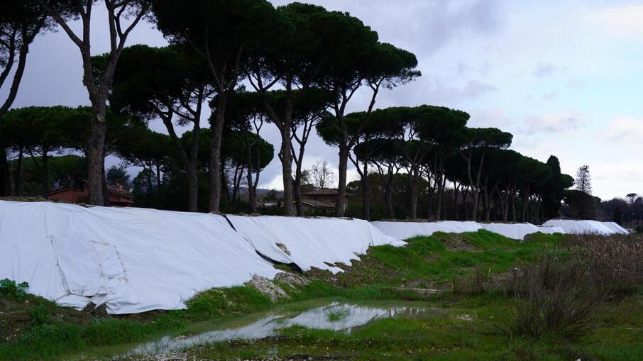 Cumuli di keu all’interno del cantiere del Green Park coperti da teli per evitare sversamenti del materiale nel terreno (foto Franco Silvi)