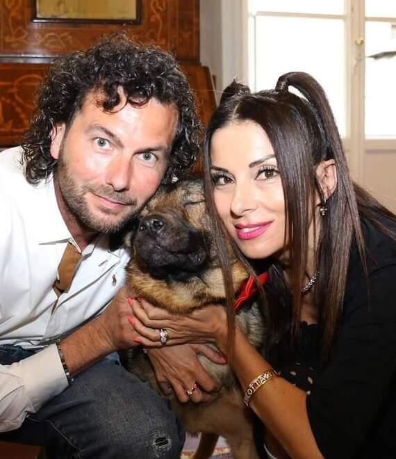 Marco Chimenti e Carlotta Nelli coccolano il Supercane Marley, nato senza l’uso della vista