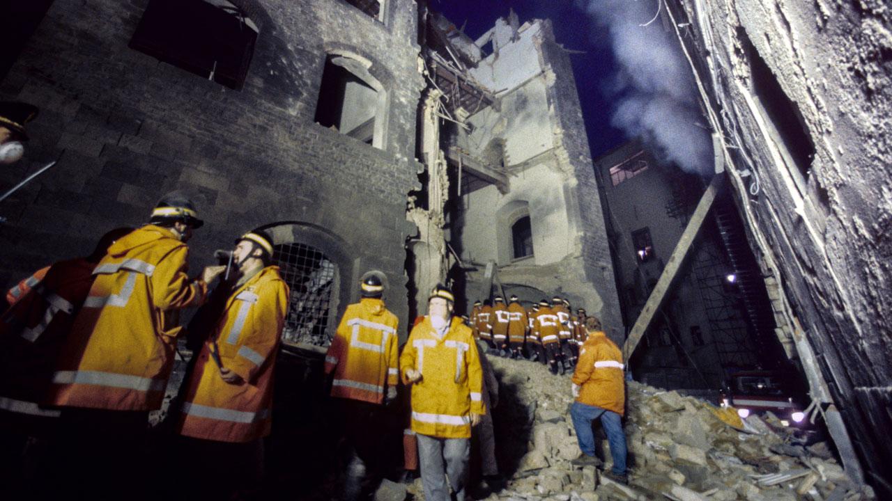 Vigili del fuoco al lavoro 31 anni fa sul luogo della tragedia