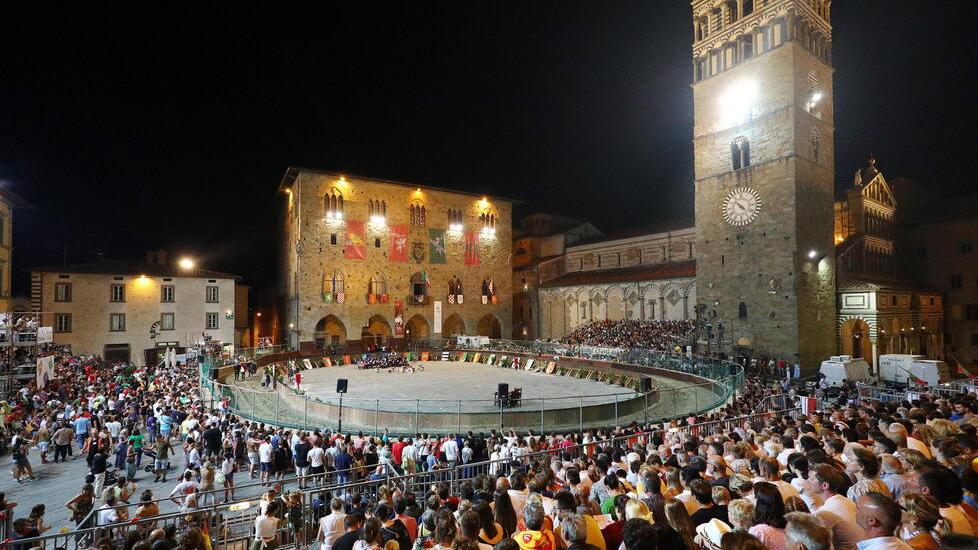 L’ovale di piazza del Duomo su cui si disputa la Giostra dell’Orso