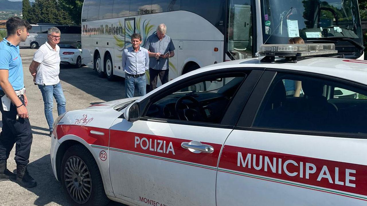 La polizia municipale sul posto per i rilievi e uno dei bus turistici visitati dai ladri nella zona dello stadio Mariotti