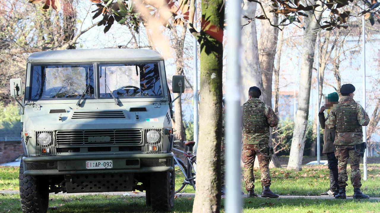 Ferrara, costretta a prostituirsi, scappa e trova l’aiuto di Esercito e Polizia locale