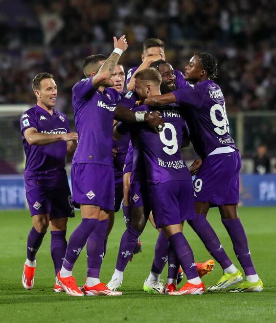 L’esultanza dei viola dopo un gol un gruppo di tifosi e un contrasto di gioco