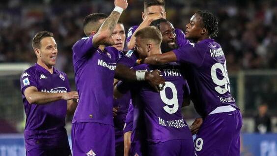L’esultanza dei viola dopo un gol un gruppo di tifosi e un contrasto di gioco