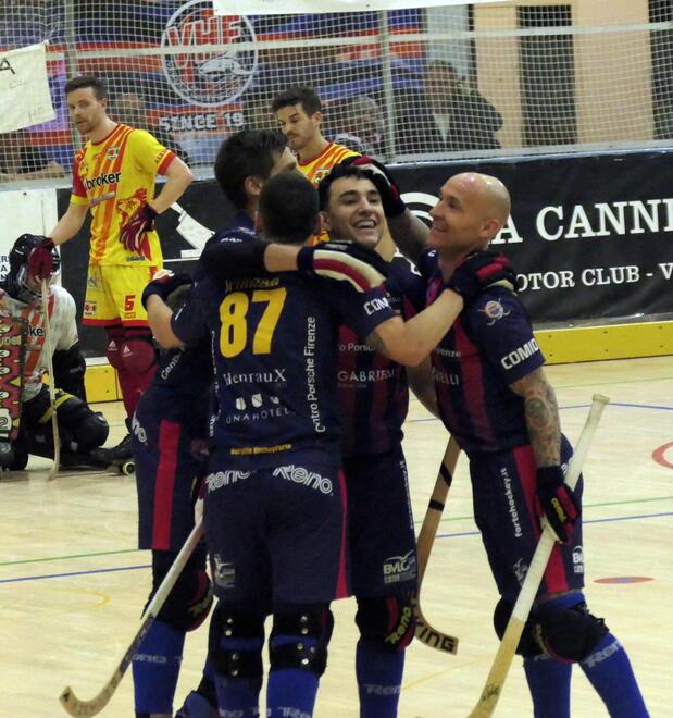 I rossoblù si abbracciano dopo un gol (foto Roberto Paglianti)