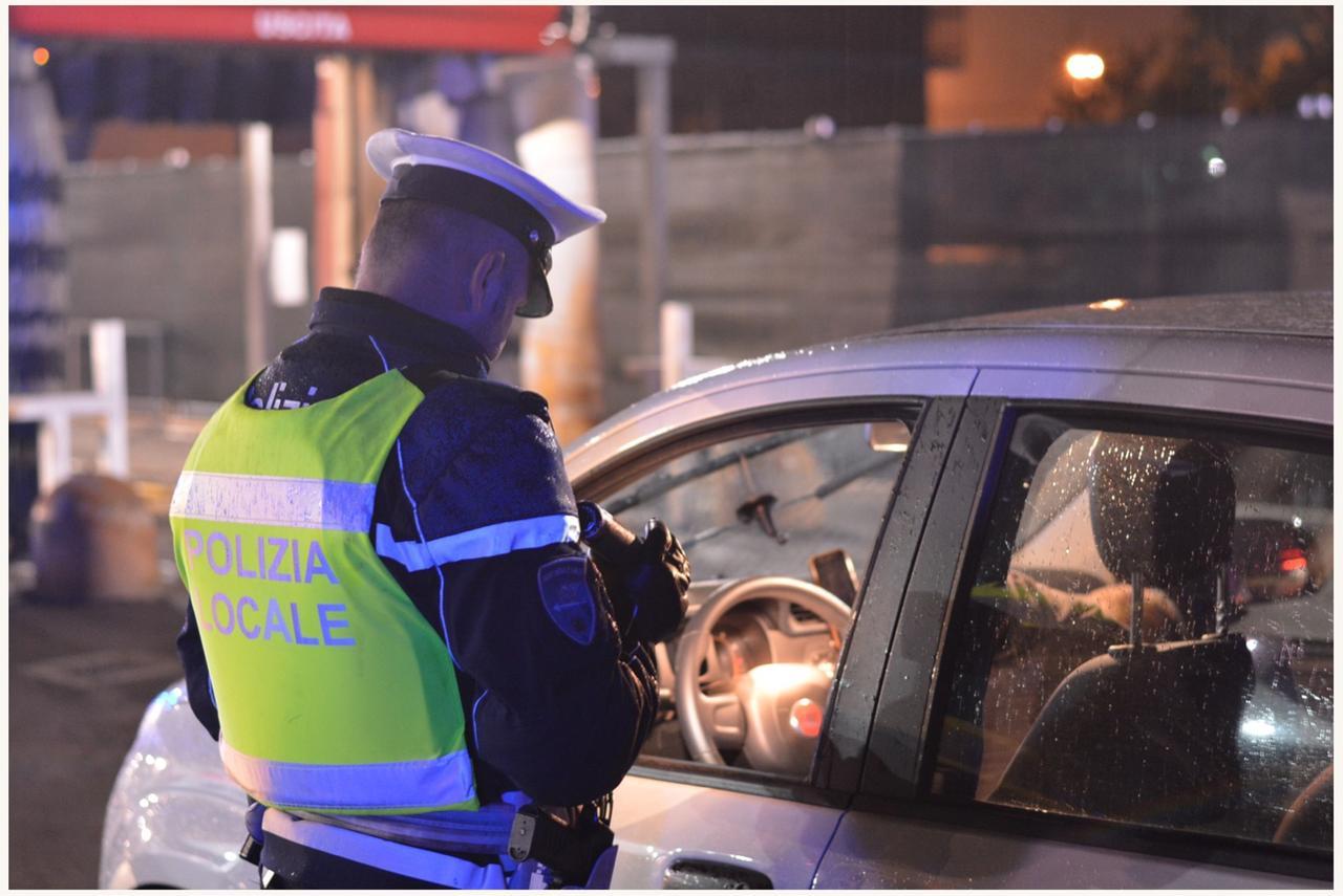 Modena, guidano ubriachi e si schiantano in tangenziale e in via Emilia Est