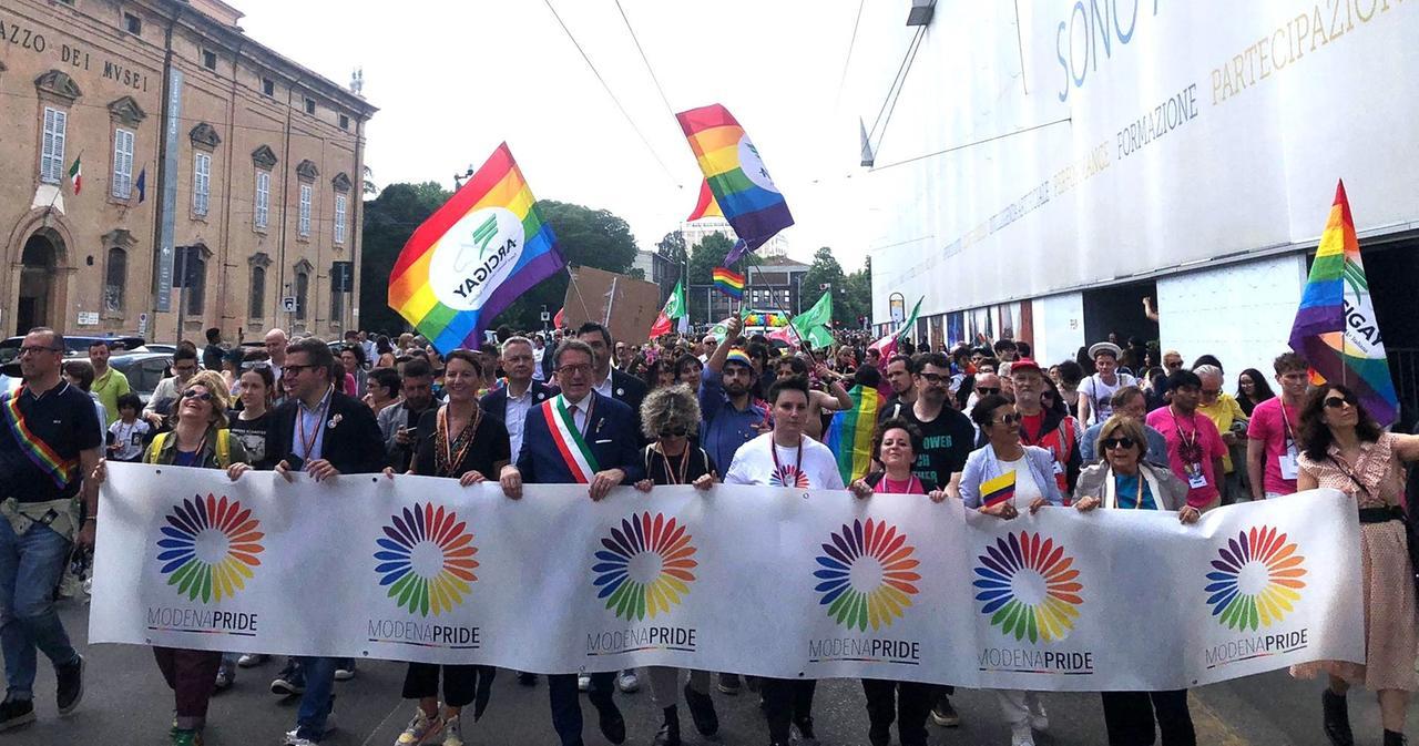 È il giorno del Modena Pride: oltre 4mila al corteo in centro