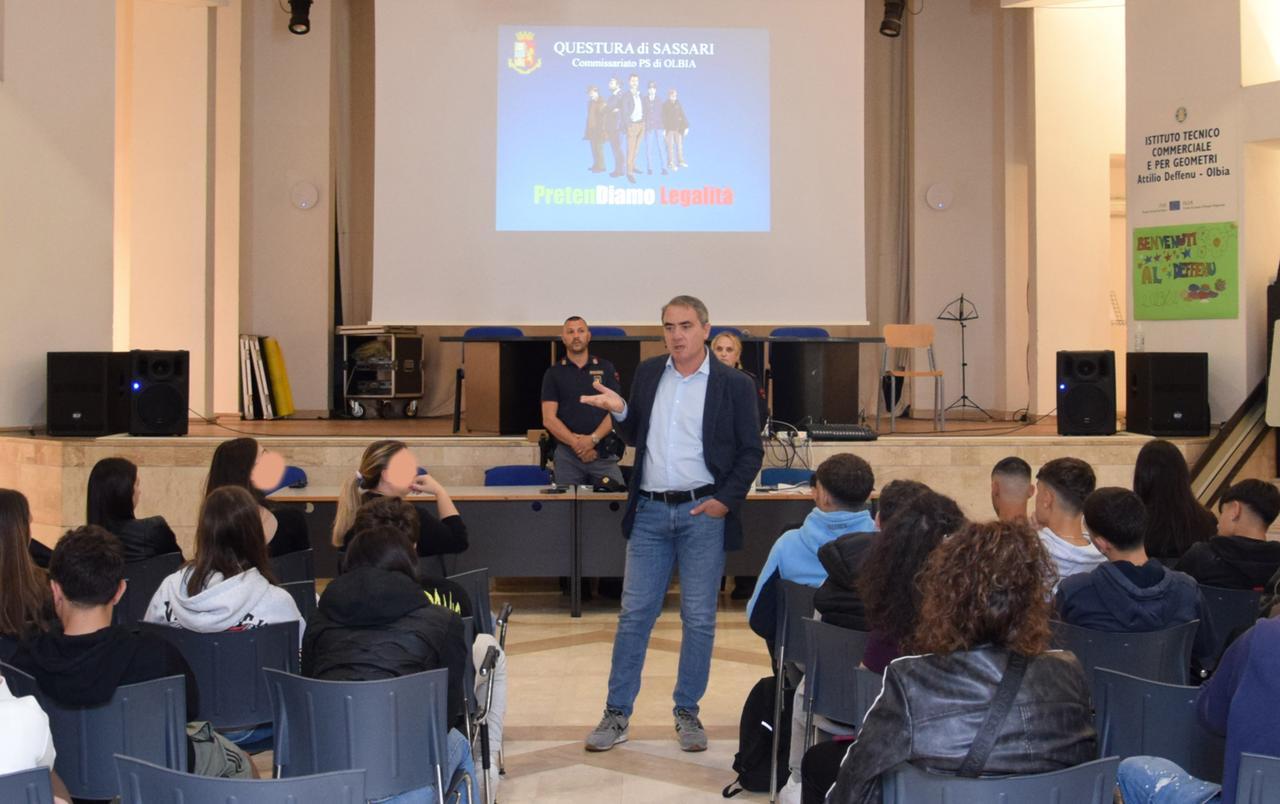 
	Il dirigente Raffaele Bracale durante l'incontro

