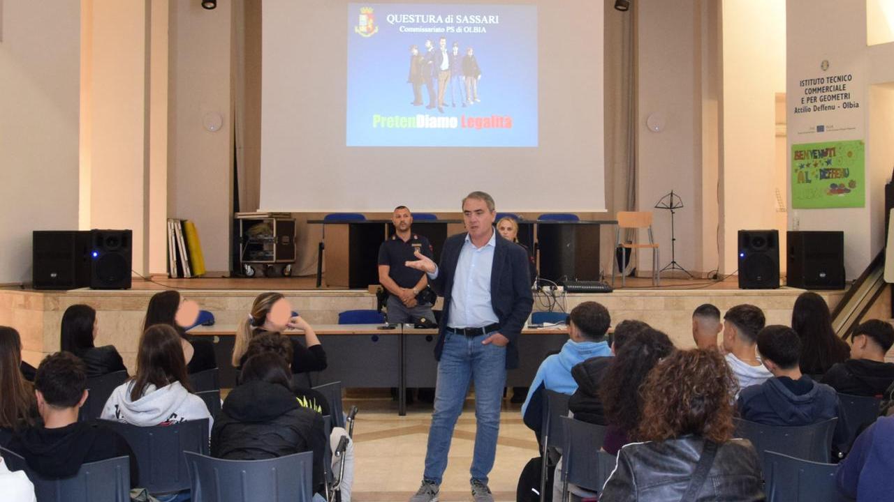 Il dirigente Raffaele Bracale durante l'incontro