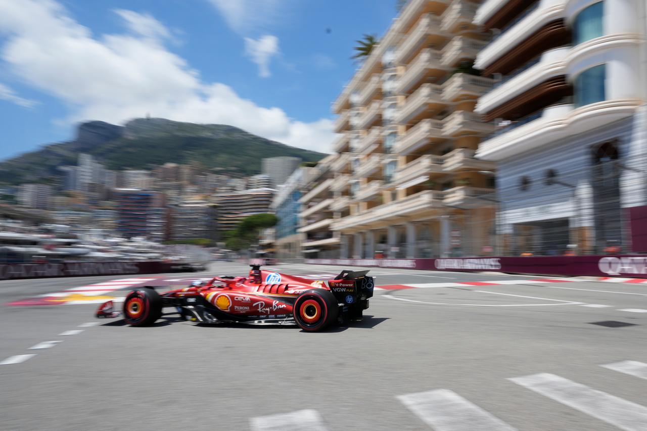 
	Charles Leclerc in pista a Monaco

