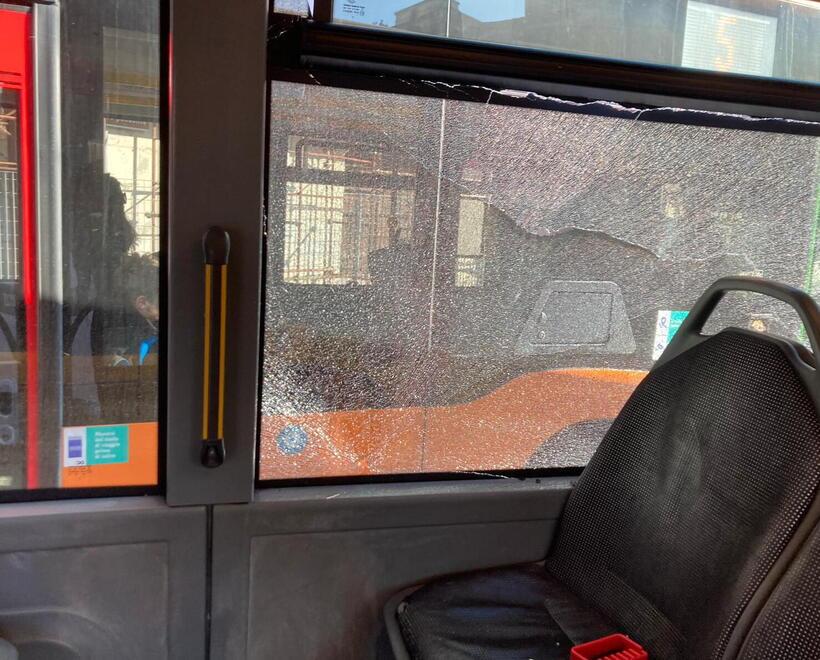 Livorno, aggrediscono il coetaneo sul bus poi sfondano la portiera