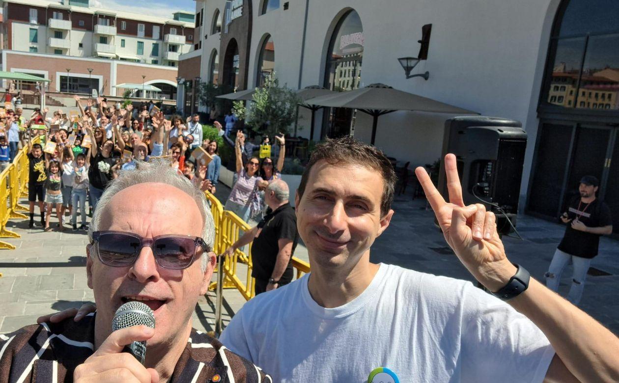 A Livorno bagno di folla per il fumettista influencer Pera Toons tra foto e autografi