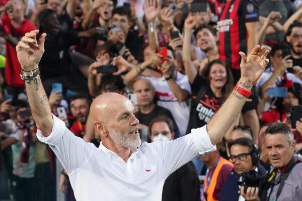 Il commosso saluto di San Siro a Pioli: giocatori in cerchio per l’ultima dell’allenatore
