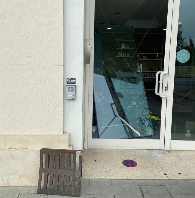 Modena, due spaccate nella notte alla Sacca: dal parrucchiere rubati gli shampoo