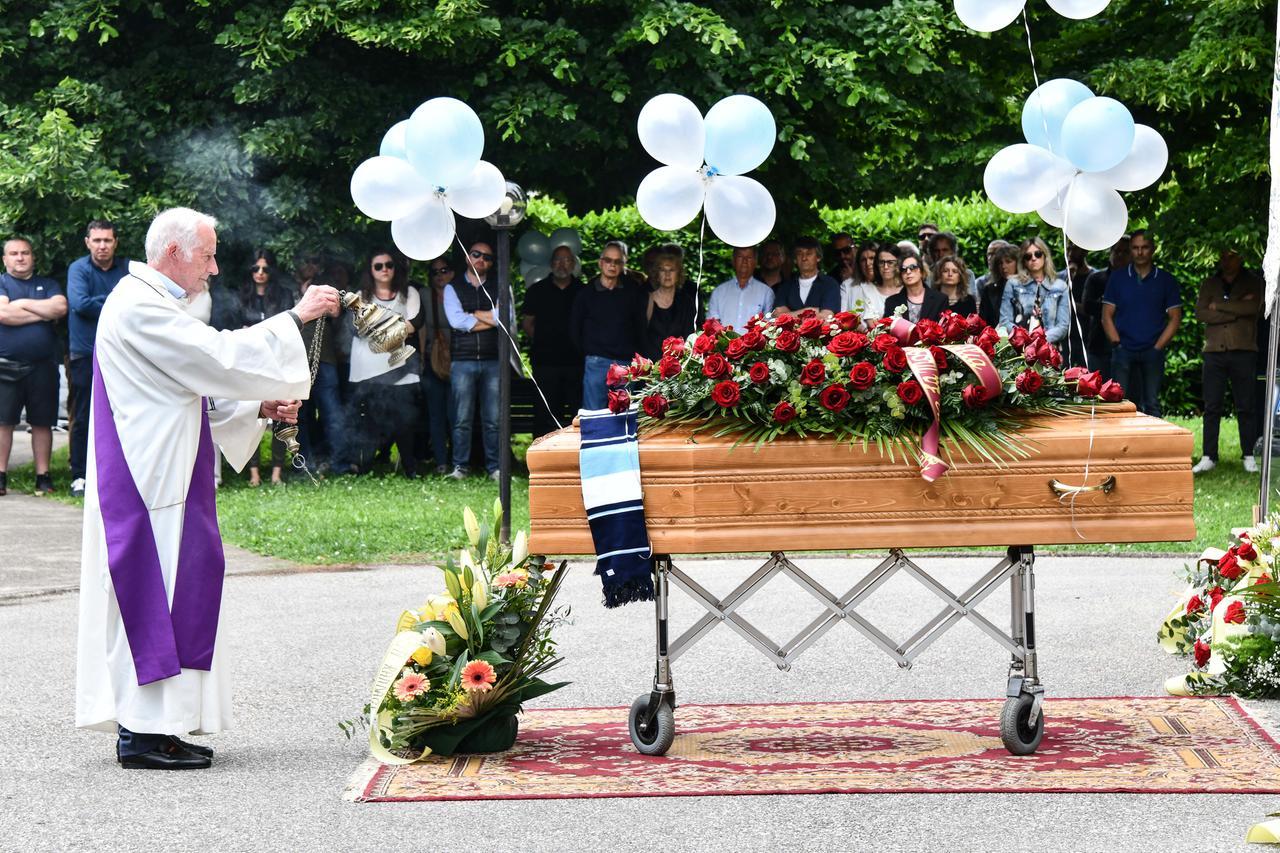 L'addio a Nicola a Barga, appello del parroco: «Imploriamo dignità nel lavoro»