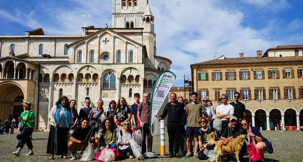 Modena, i volontari raccolgono 12mila mozziconi di sigarette in piazza Grande