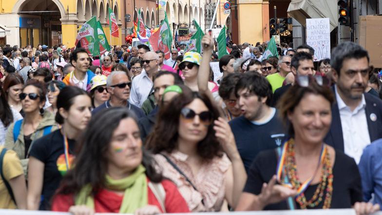 Il grido unito del popolo del Modena Pride: «Felici di lottare per i nostri diritti»