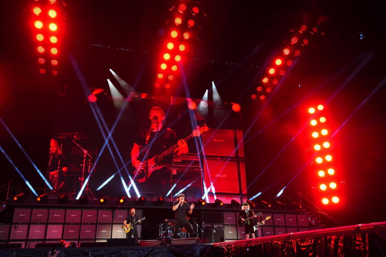 Gli AC/DC stregano i 105mila fan della Rcf Arena