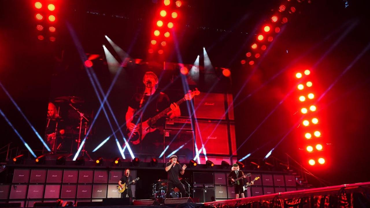 Gli AC/DC stregano i 105mila fan della Rcf Arena