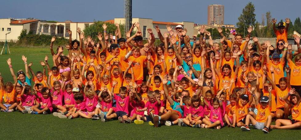 Un bel gruppo di bambini e ragazzi durante un’attività di animazione del centro estivo Badalì Bimbi (foto concessa dall’associazione)