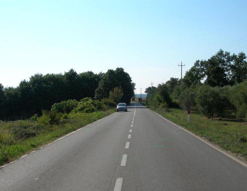 Il lungo rettilineo che caratterizza la strada provinciale dei Tre Comuni