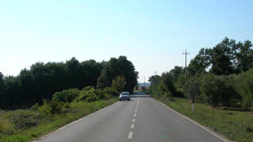 Il lungo rettilineo che caratterizza la strada provinciale dei Tre Comuni