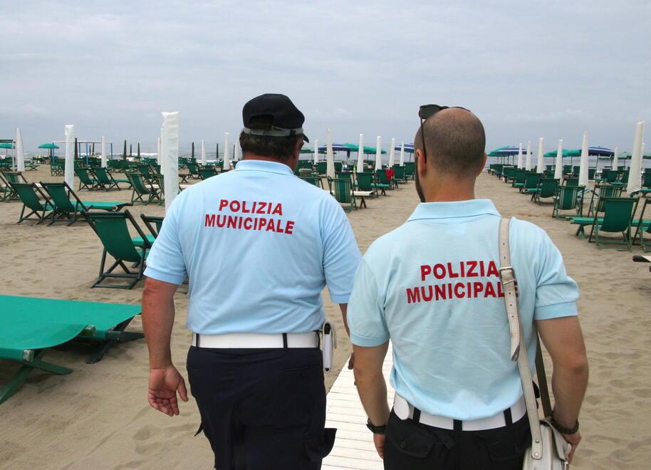 Una pattuglia di poliziotti municipali in servizio sulla spiaggia