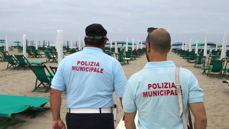 Una pattuglia di poliziotti municipali in servizio sulla spiaggia