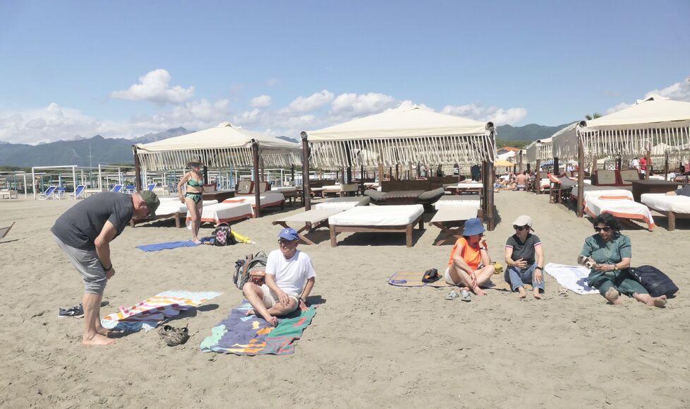 Blitz fra le tende del Twiga, “gli occupanti”: «È un nostro diritto stare qui»