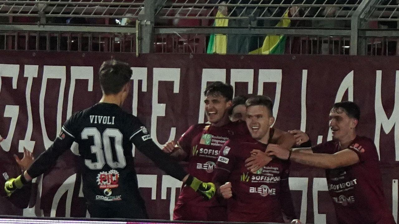 I giocatori granata esultano sotto la Gradinata del Mannucci dopo un gol (foto Silvi)
