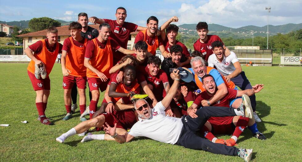 La festa di domenica scorsa dopo la vittoria contro la Cuoiopelli a Larciano (foto Nucci)
