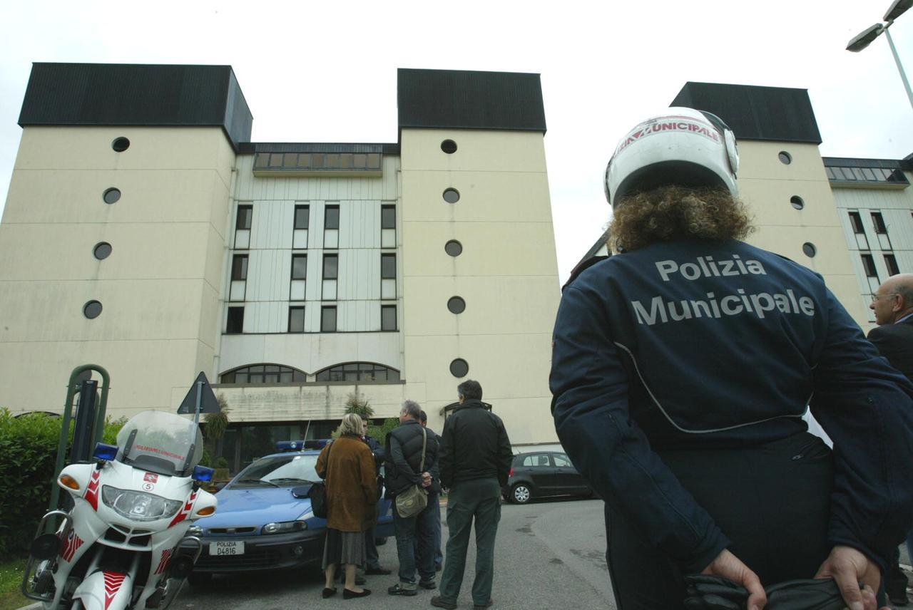 Lucca, assolta per la seconda volta l’agente della municipale accusata del furto della pistola a una collega