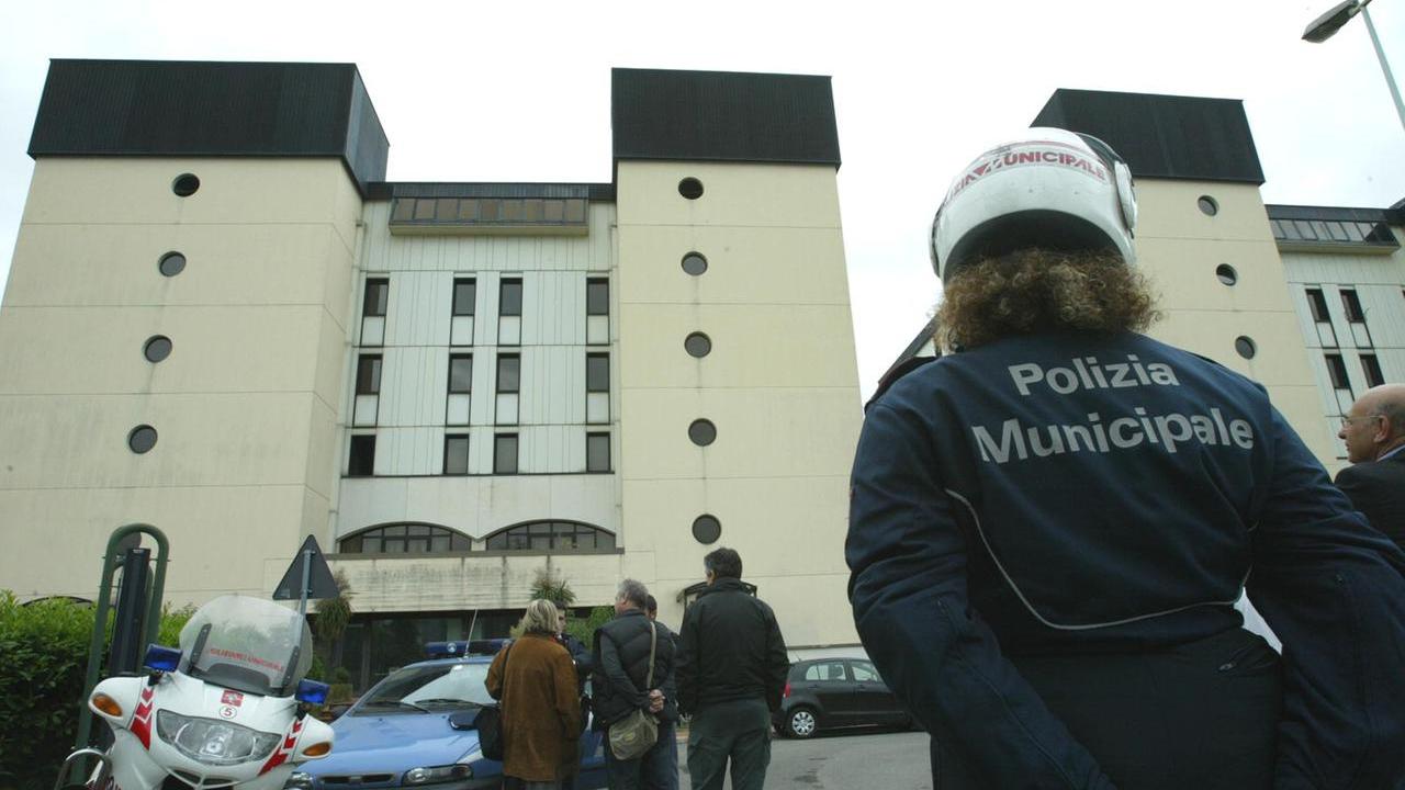 Lucca, assolta per la seconda volta l’agente della municipale accusata del furto della pistola a una collega