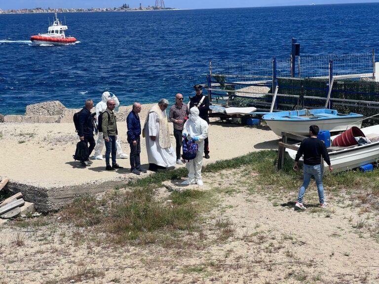 Orrore tra gli scogli, una neonata trovata morta dentro uno zaino