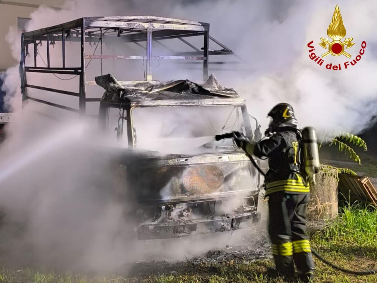 Ponte Buggianese, a fuoco un camion nella notte