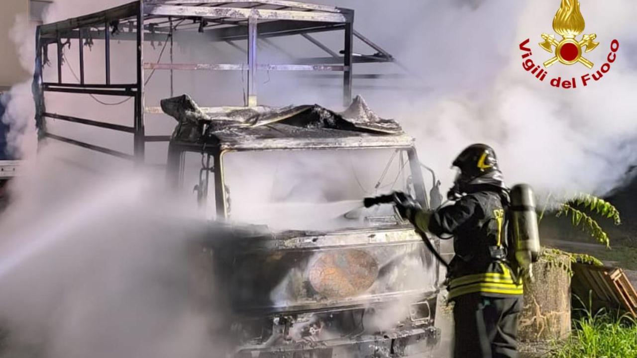 Ponte Buggianese, a fuoco un camion nella notte