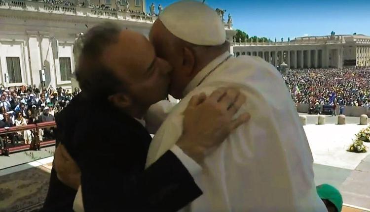 Benigni show in piazza San Pietro, il bacio al Papa e la battuta sul campo largo: «Alle prossime elezioni andiamo insieme, vinciamo subito» – Video