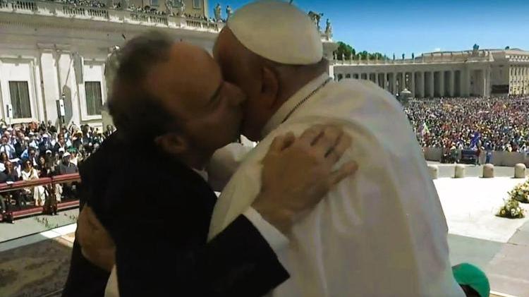 Benigni show in piazza San Pietro, il bacio al Papa e la battuta sul campo largo: «Alle prossime elezioni andiamo insieme, vinciamo subito» – Video