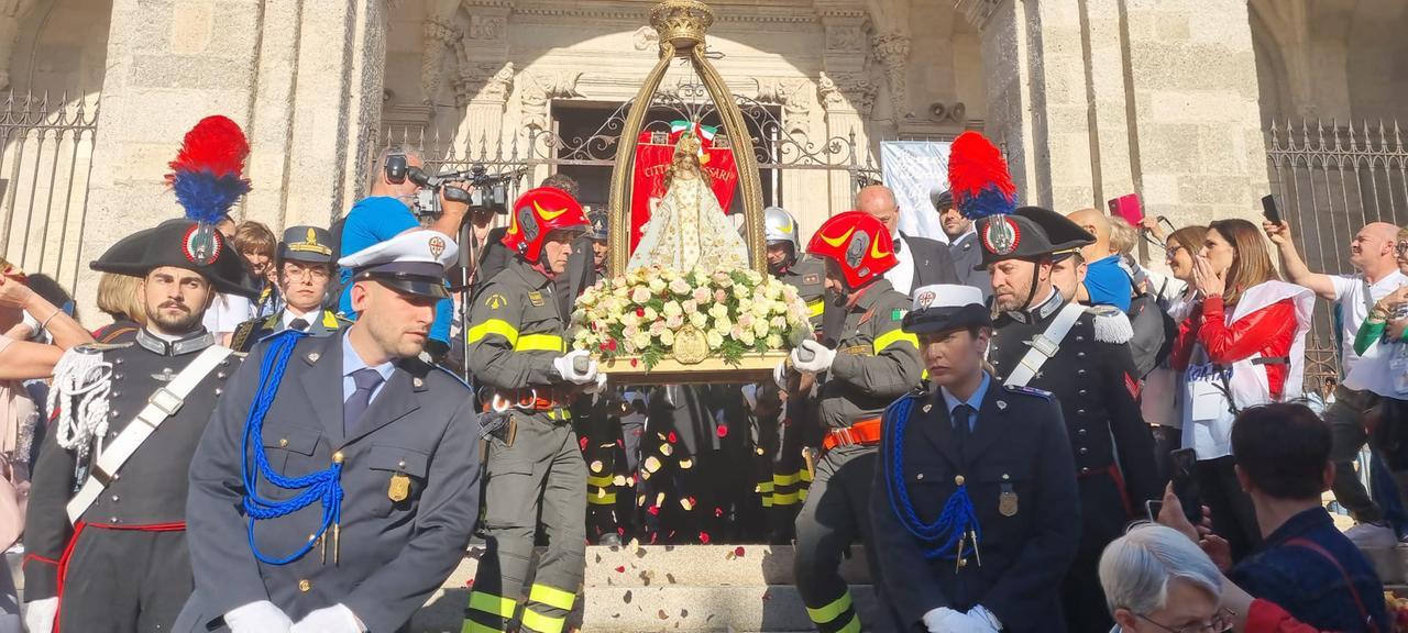 
	La piccola statua della Madonna delle Grazie esce dal duomo di San Nicola diretta a San Pietro di Silki <em>(foto e video di Mauro Chessa)</em>

